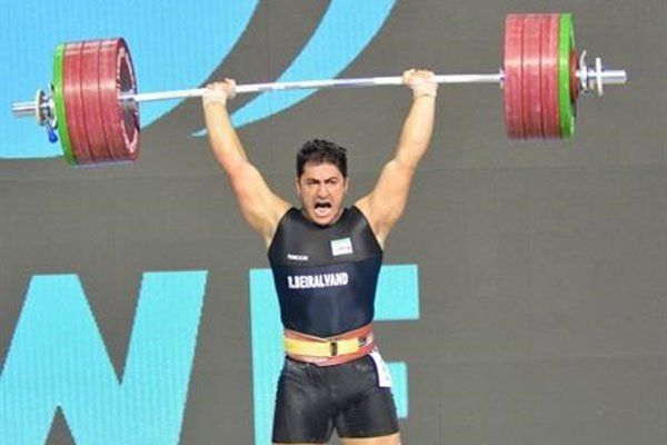 «رضا بیرالوند» قهرمان لرستانی وزنه‌برداری جهان تجلیل شد