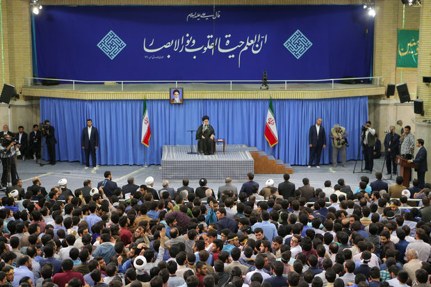 Leader receives university students 