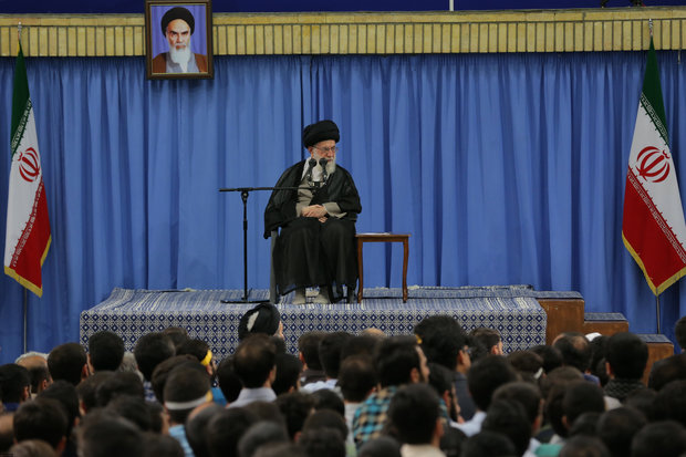 Leader receives university students 