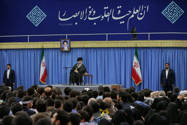 Leader receives university students 