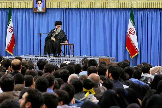 Leader receives university students 