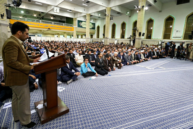 Leader receives university students 