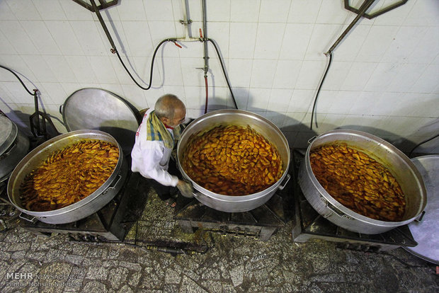 پخت و توزیع غذای نذری در خراسان جنوبی‎
