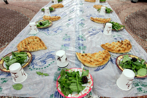 طبخ و توزیع ۳۳ هزار پرس سبزی پلو ماهی در بین محلات محروم تهران