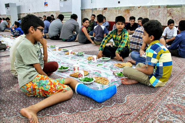 کمک ۳۰ میلیون ریالی عزاداران حسینی به ایتام در استان سمنان