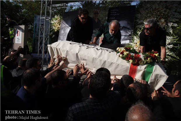 Fans, artists bid farewell to Abbas Kiarostami