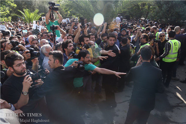 Fans, artists bid farewell to Abbas Kiarostami