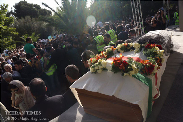 Fans, artists bid farewell to Abbas Kiarostami