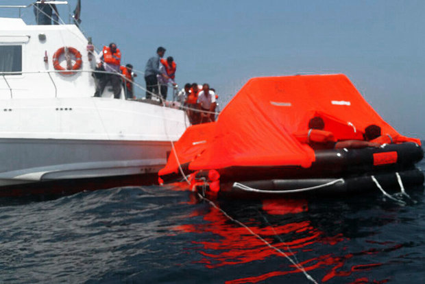نجات ۴۱ سرنشین یک شناور مسافری در حوالی جزیره ابوموسی