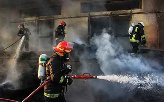 نجات ۱۲ نفر از میان آتش و دود/ جزئیات ۲ ساعت عملیات آتش نشانان