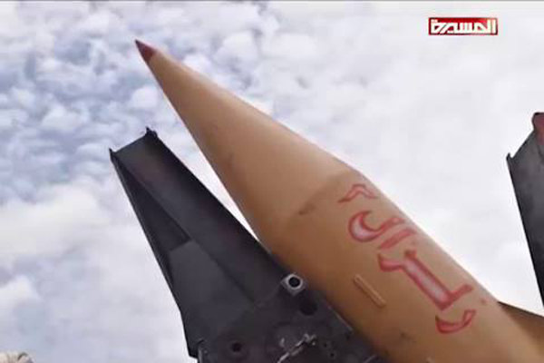 صاروخ زلزال-3 الباليستي يدك قاعدة بن يالين العسكرية بنجران