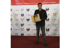 جایزه زردآلوی نقره‌ای «ممیرو» به عباس کیارستمی تقدیم شد