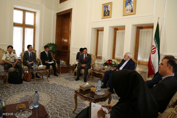 Zarif meets with Japan's House official