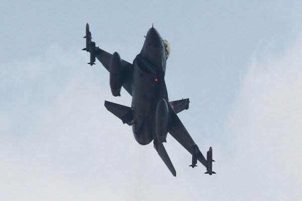 جنگنده اف- ۱۶ هواپیمائی را در نزدیکی زمین بازی «ترامپ» رهگیری کرد