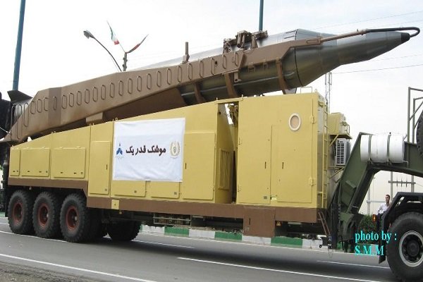 صواريخ "خيبرشكن" و"قدر" الباليستية تعرض في مراسم تأبين 24 الف شهيد من شهداء العاصمة في طهران