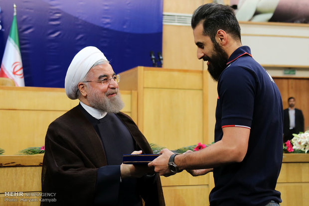 Rouhani meets Iran’s Olympics convoy 