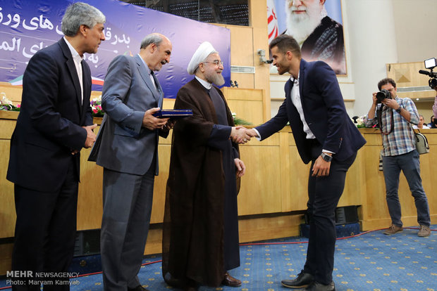 Rouhani meets Iran’s Olympics convoy 