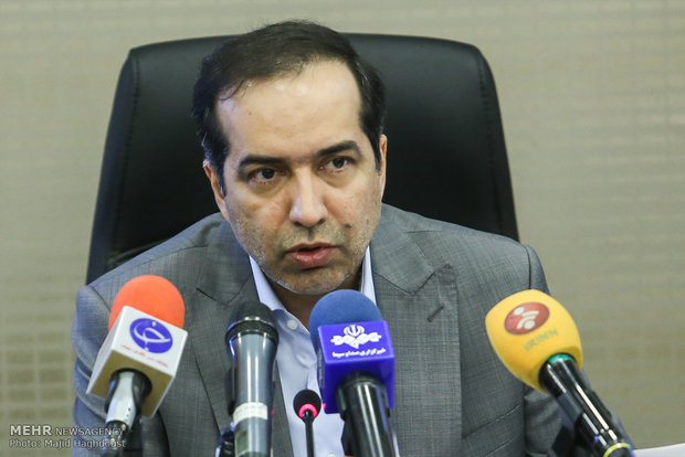 حسین انتظامی به سوالات خبرنگاران پاسخ می‌دهد