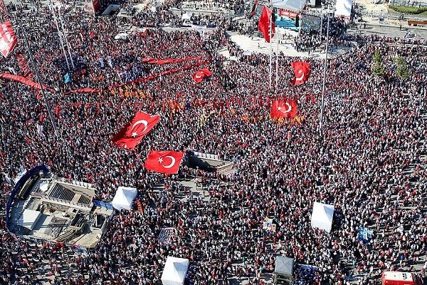 CHP'nin çağrısıyla "Cumhuriyet ve Demokrasi" mitingi düzenlendi 