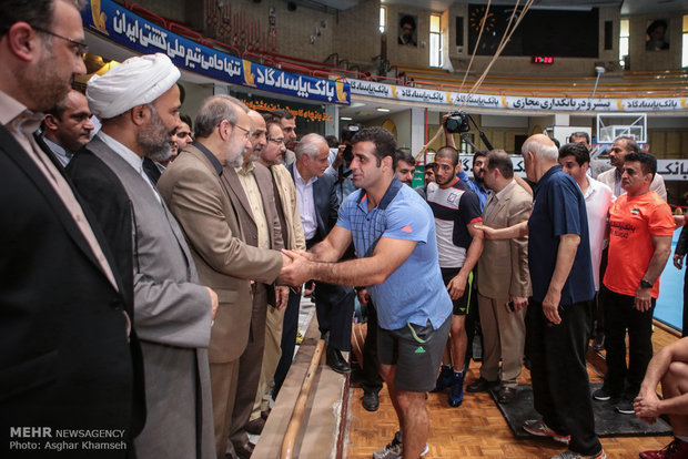بازدید لاریجانی از اردوی تیم‌های کشتی و وزنه‌برداری