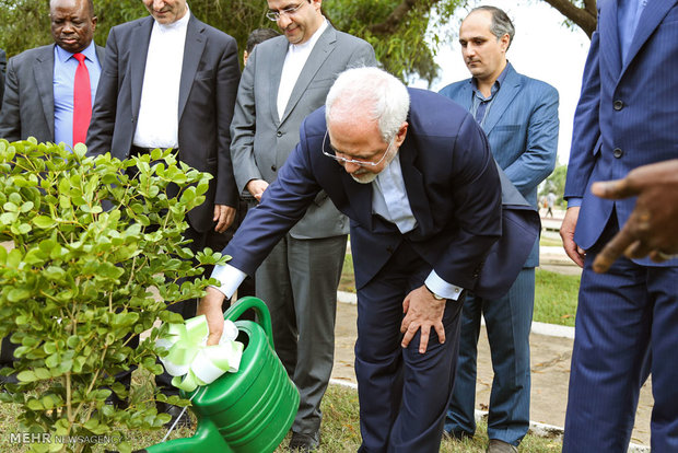 بازدید محمدجواد ظریف وزیر امور خارجه از آرامگاه قوام نکرومه، رهبر استقلال جمهوری غنا