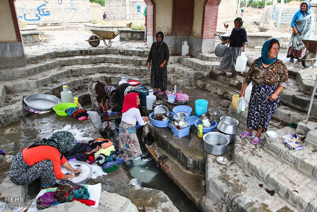 قنات روستای دوه چی علیا 5 مرداد 95
روزانه میزبان زنانی است که بیشترین وقت خود را در کنار این قنات برای شست و شومی گذرانند. این موضوع به امری عادی برای زنان روستا تبدیل شده است.
