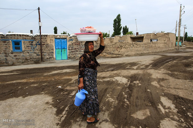 روستای دوه چی علیا 5 مرداد 95
زنان حتی برای رفع کمترین نیازهای خود مجبور به رفت و آمدهای طولانی برای انتقال آب هستند رنجی که همواره  و هر روزه بر روی دوش زنان روستایی سنگینی می کند.
