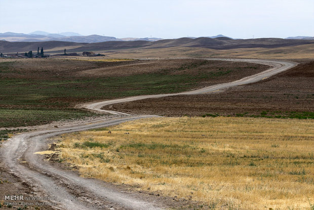 زمین های اطراف روستای دوه چی علیا 5 مرداد 95
مردم این منطقه منتظر انتقال آب از سد سبلان هستند تا زمین هایشان از حالت دیم خارج شده و کشاورزی در این منطقه رونق گیرد و از مهاجرت روستاییان جلوگیری شود.
