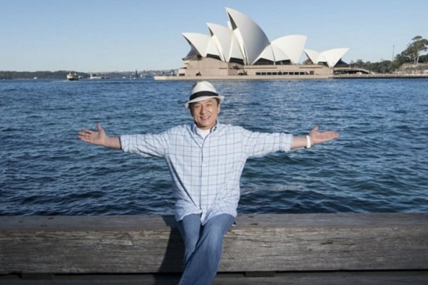 جکی چان از سالن اپرای سیدنی پایین می‌پرد