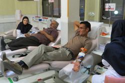 دیدار وزیر بهداشت با اهداکنندگان خون در شب قدر