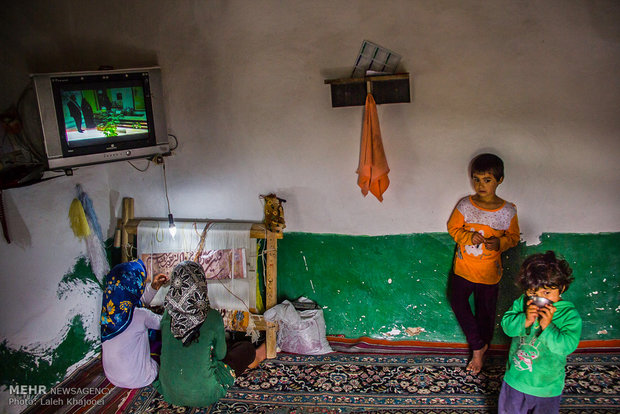 قالی بافی به عنوان سرگرمی و کار دختران کوچک در خانه به حساب می آید.