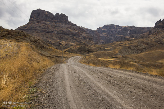 مسیر سخت جاده ای که به روستای قره آغاج کلان منتهی می شود.