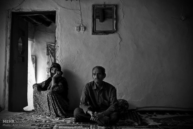 بابا بابایی و همسرش در منزلشان واقع در روستای دیک درق استان اردبیل