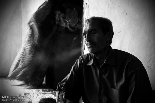 بابا بابایی پیرمرد مبتلا به بیماری جزام در روستای دیک درق استان اردبیل ، او دوست داشت برادرش جواد را که به جذام مبتلا بود را در روستا و محل تولد خودش دفن کند که هیچوقت این اتفاق نیافتاد