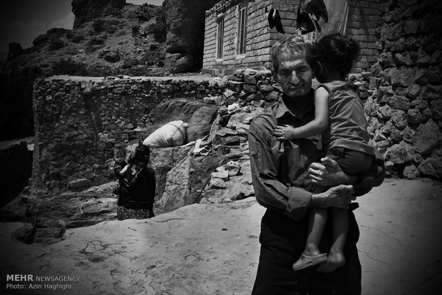 بابا بابایی پیرمرد مبتلا به بیماری جذام در روستای دیک درق استان اردبیل، او نوه خود را در آغوش میگیرد تا به نحوی نشان دهد که بیماری اش مشکلی در روابط خانوادگی اش ایجاد نکرده است.