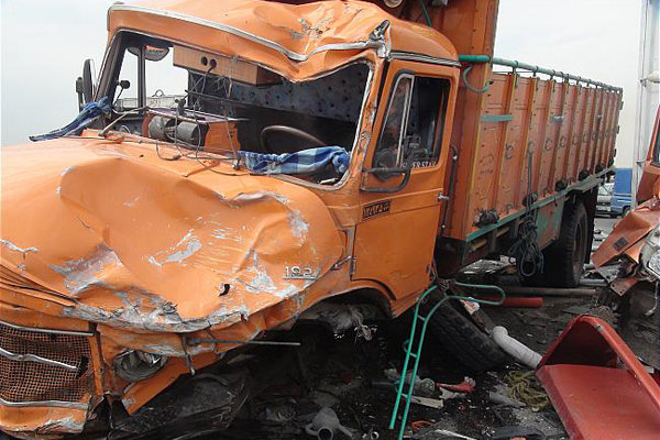 تصادف کامیون با ایسوزو در دامغان ۲ کشته بر جای گذاشت 