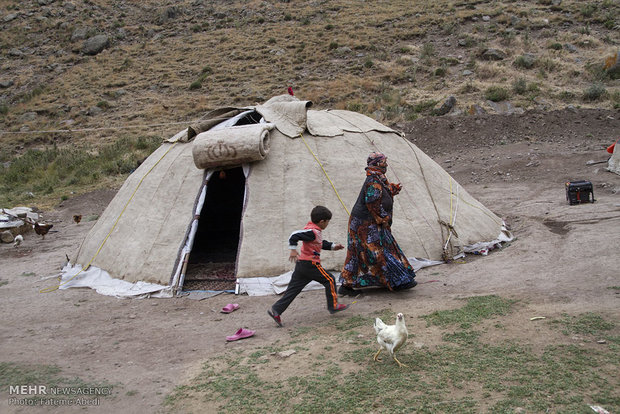 آلاچیق ها که اغلب از جنس نمد ساخته شده اند، در تابستان خنک و در زمستان گرم میباشند و معمولا آنها را با سلیقه و اعتقادات خود تزیین میکنند.