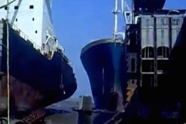 برخورد نفتکش ایرانی با کشتی باری در تنگه سنگاپور
