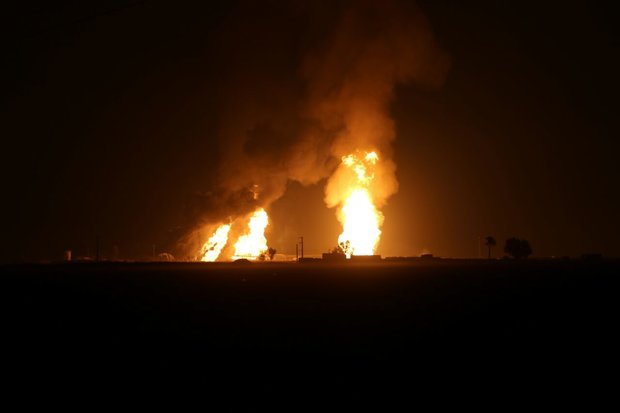شعله‌های آتش تأسیسات نفت و گاز گناوه در حال خاموش شدن است
