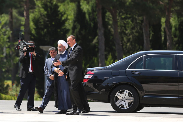 President Rouhani officially welcomed by Ilham Aliyev