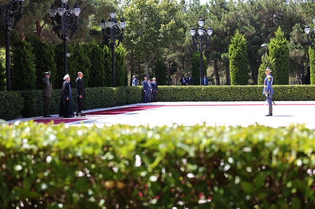 President Rouhani officially welcomed by Ilham Aliyev