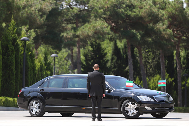 President Rouhani officially welcomed by Ilham Aliyev