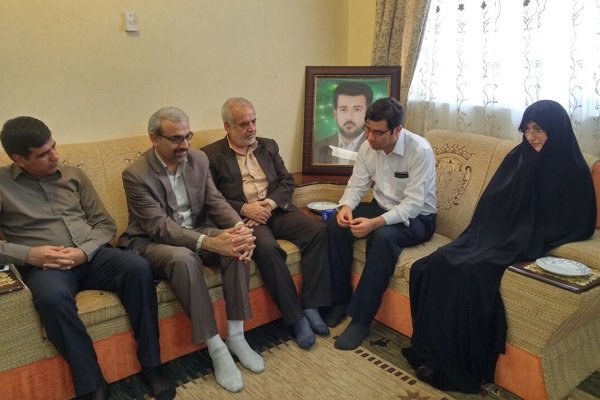مسئولان به دیدار خانواده اولین شهید رسانه استان بوشهر رفتند