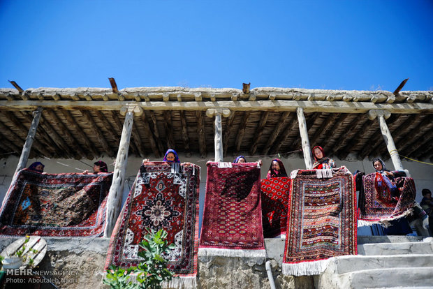 حضور توریست خارجی و خرید فرش دورو ابریشم روستای دویدوخ جرگلان