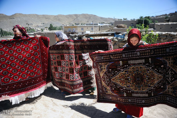 حضور توریست خارجی و خرید فرش دورو ابریشم روستای دویدوخ جرگلان