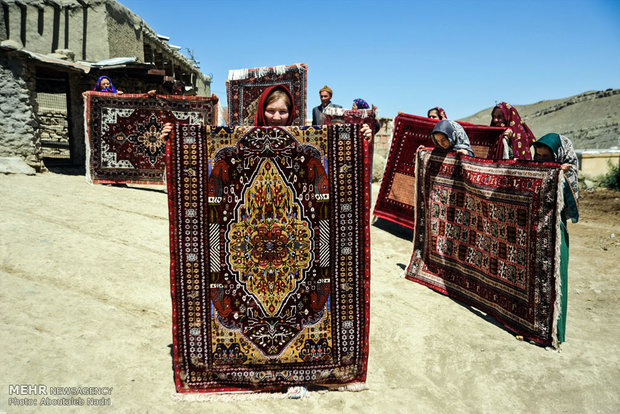 حضور توریست خارجی و خرید فرش دورو ابریشم روستای دویدوخ جرگلان