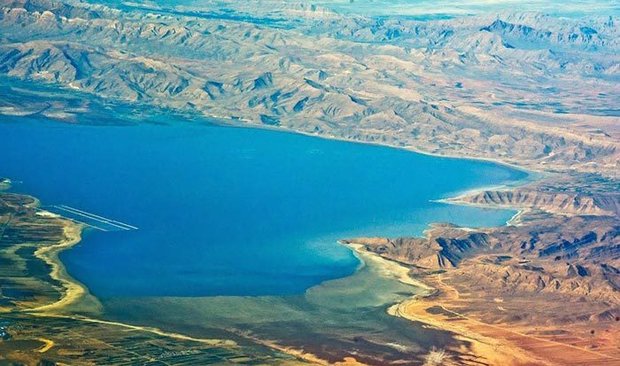 مرگ دریاچه‌های آب شور ایران/ کویر در کمین فارس