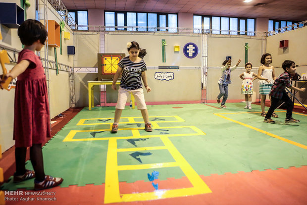 فعالیت فیزیکی کودکان در قالب بازی آموزش داده شود