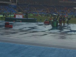 بارش باران در محل برگزاری مسابقات دوومیدانی المپیک