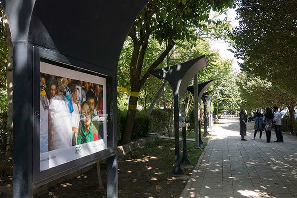 نمایش محیطی عکس‌های سفیران اهدای عضو در باغ هنر